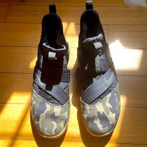 NIKE LEBRON SOLDIER Sneakers